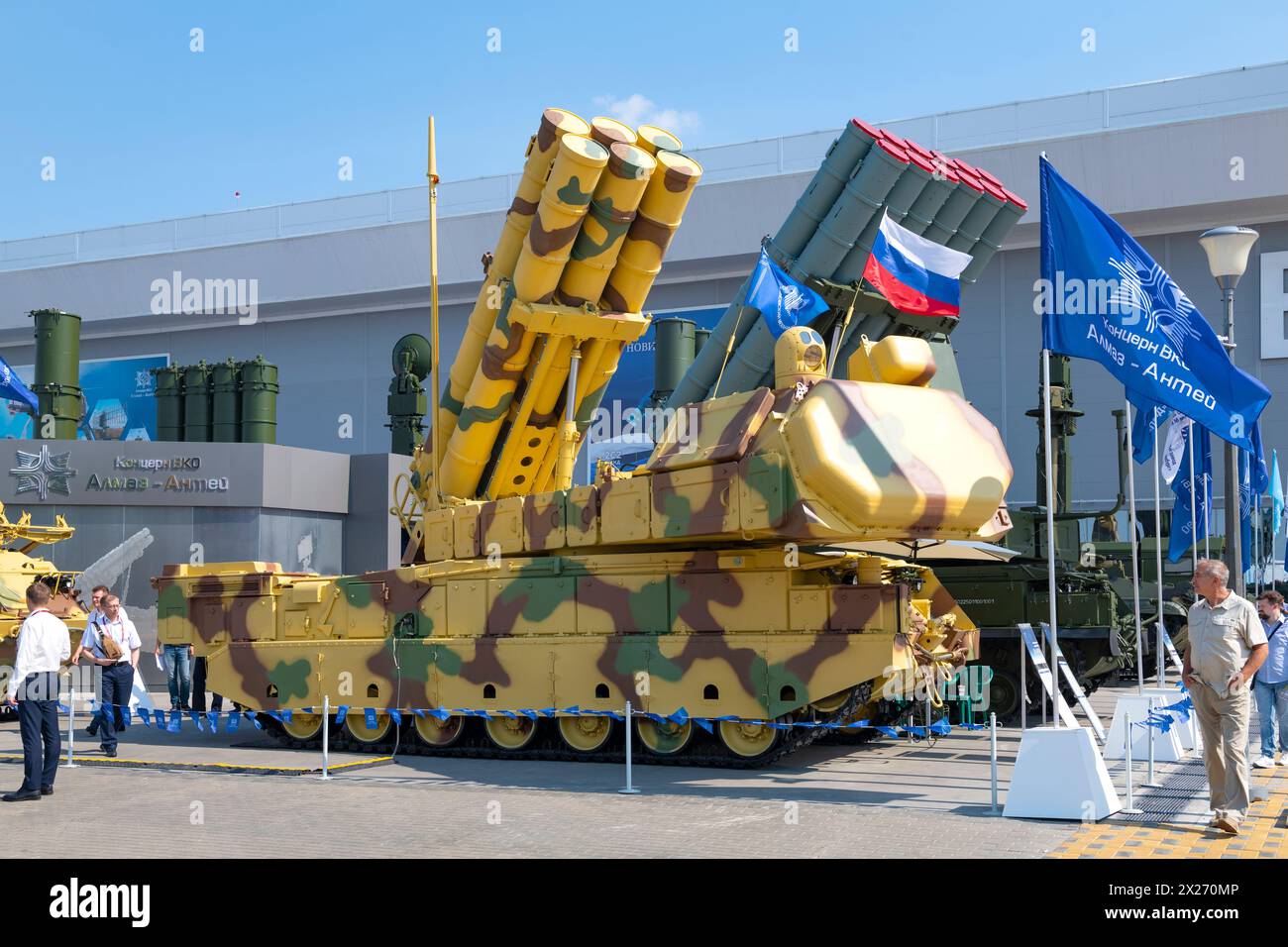 REGIONE DI MOSCA, RUSSIA - 18 AGOSTO 2022: Lanciatore semovente 9A317ME del sistema missilistico antiaereo Viking in una soleggiata giornata estiva Foto Stock