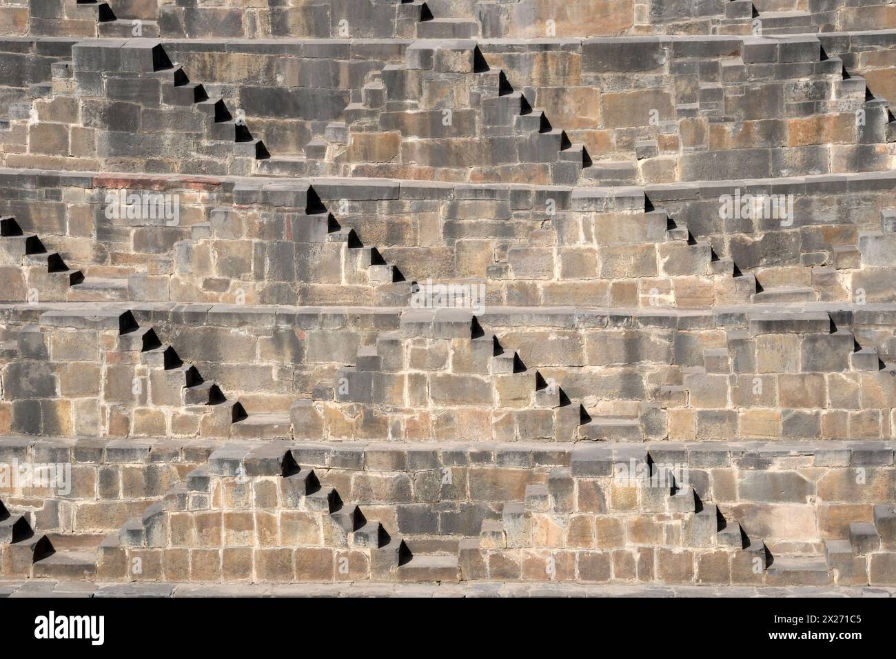 14 marzo 2024, Abhaneri, Rajasthan, Stati Uniti: Il Chand Baori entra nel villaggio di Abhaneri nello stato del Rajasthan, India. 15 marzo 2024. Uno dei più grandi pozzi di gradini del mondo, fu costruito nel IX secolo d.C. da re Chanda. È stato costruito per conservare l'acqua e fornire sollievo dal calore. Più di 3.500 gradini scendono su 13 livelli o circa 30 metri (Credit Image: © Mark Hertzberg/ZUMA Press Wire) SOLO PER USO EDITORIALE! Non per USO commerciale! Foto Stock