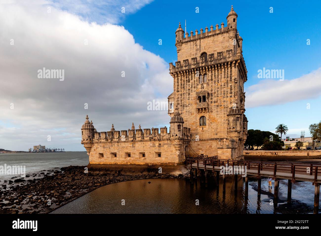 Vista della famosa torre di Belém o Torre de Belem, Lisbona, Portogallo. La torre di Belém fu costruita tra il 1514 e il 1520 in stile Manuelino dal po Foto Stock