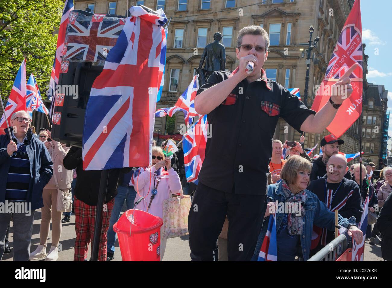 Glasgow, Scozia, il 20 aprile 2024. Ôa Force per GoodÕ il contro-rally, con il relatore Alistair McConnachie, al rally Believe in Scotland pro-Independence, a Glasgow, in Scozia, il 20 aprile 2024. Crediti: Jeremy Sutton-Hibbert/Alamy Live News. Foto Stock