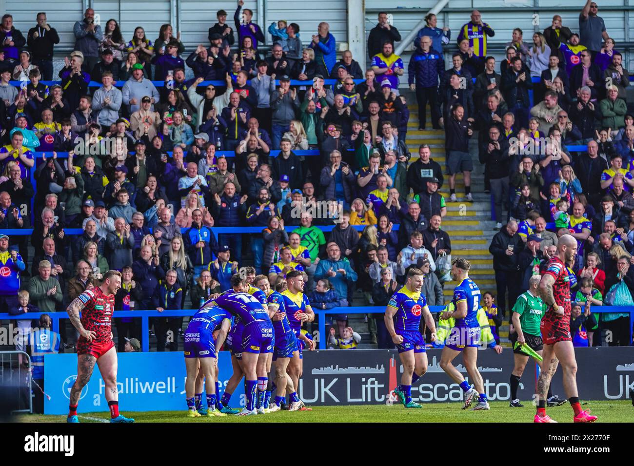 Warrington, Cheshire, Regno Unito. 20 aprile 2024. Super League Rugby: Warrington Wolves vs Leigh Leopards all'Halliwell Jones Stadium. I giocatori e i tifosi di warrington che celebrano la meta, mettendo warrington in testa e vincendo inaspettatamente la partita. Credito James Giblin/Alamy Live News. Foto Stock