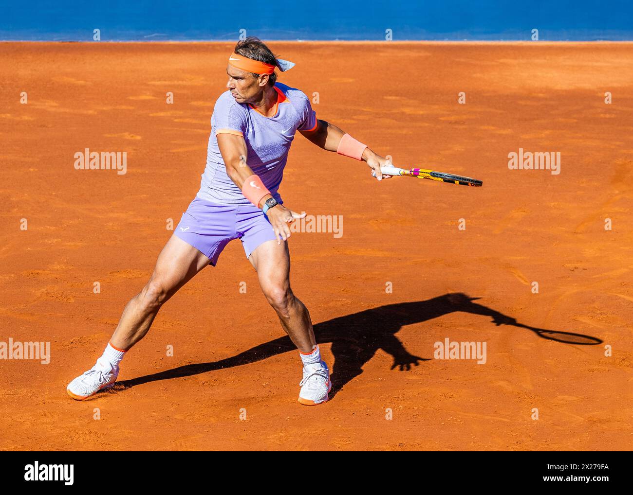 Rafael Nadal gioca a tennis su un campo in terra battuta in Spagna nel 2024 Foto Stock