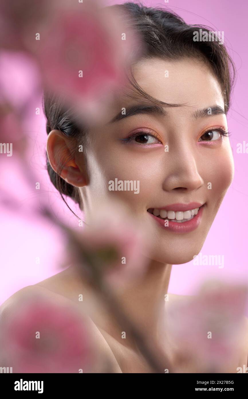 Ritratti di giovani bellezze su sfondo rosa Foto Stock