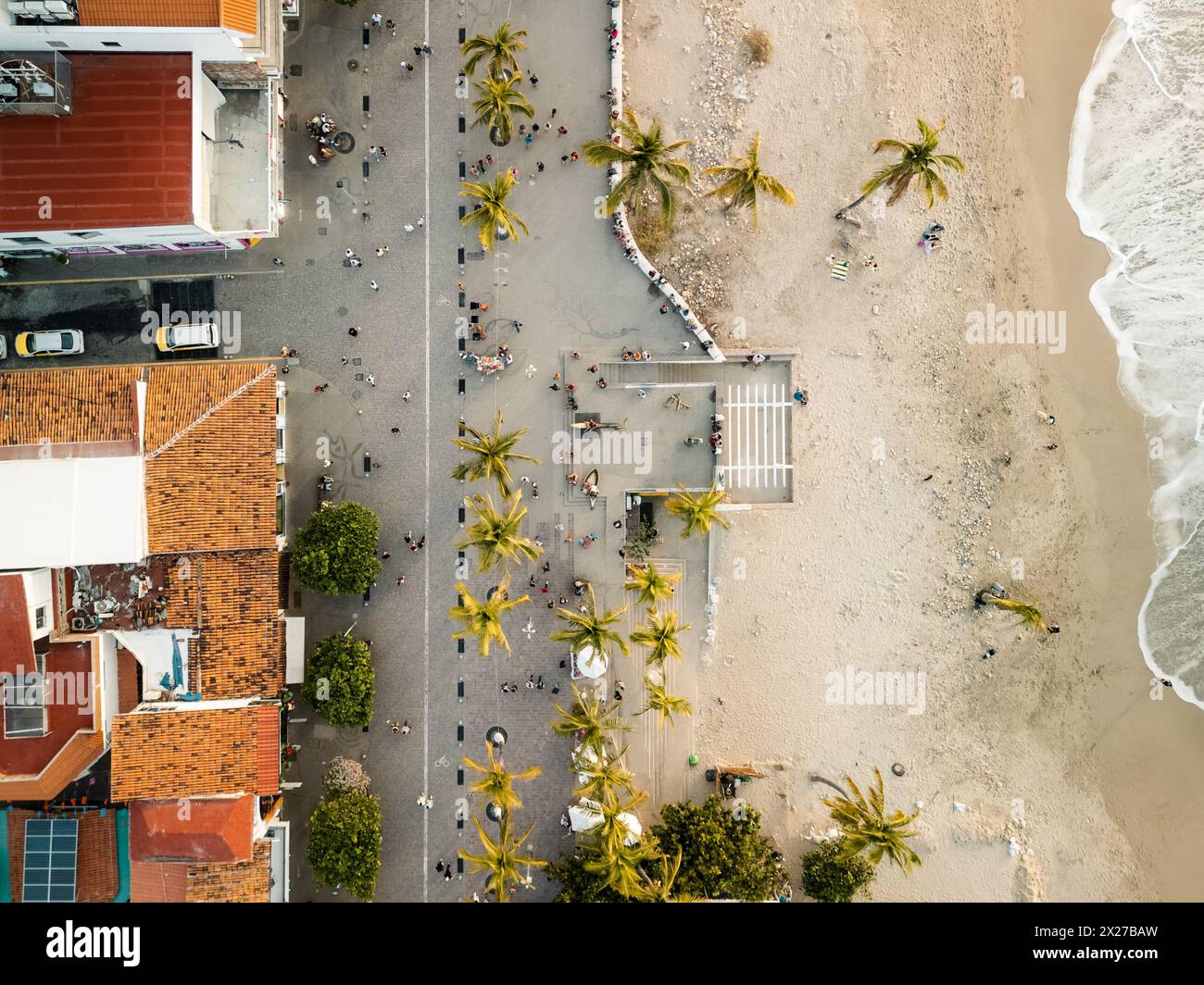 Persone che camminano sul lungomare viste dall'alto verso il basso dalla vista aerea di El Malecon Puerto Vallarta, Messico. Foto Stock
