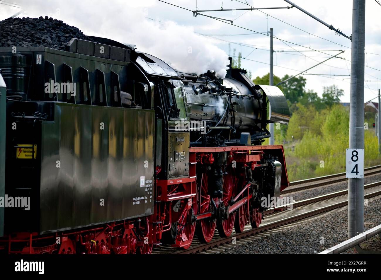 Berlin macht Dampf Eine Schnellzugdampflok der Baureihe 03 2155-4 zieht am 20. Aprile 2024 einen Zug mit Fahrgästen vorbei am Bahnhof Schöneweide a Berlino Treptow a Richtung Berliner Innenstadt. Berlin Berlin Deutschland Aktuelles 0001271 *** Berlin produce vapore Una locomotiva a vapore Express classe 03 2155 4 tira un treno con passeggeri oltre la stazione di Schöneweide a Berlino Treptow verso il centro di Berlino il 20 aprile 2024 Berlin Berlin Germany News 0001271 Foto Stock