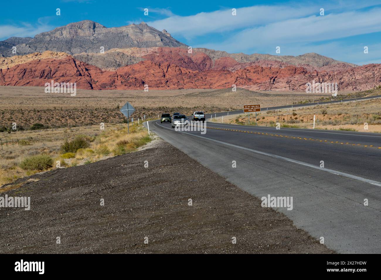 Il Red Rock Canyon, Nevada. La strada statale 159, Blue Diamond Road passando il Red Rock Canyon. Il calicò colline nel centro. Foto Stock