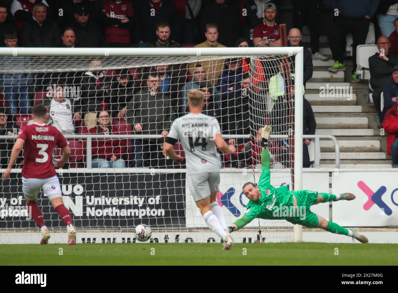 Northampton 20 aprile 2022: Lee Burge di Northampton Town viene battuto da un colpo di Luke Harris di Exeter City per far sì che Exter porti un vantaggio di 1-0 nella prima divisione EFL Northampton Town contro Exeter City crediti: Clive Stapleton/Alamy Live News Foto Stock