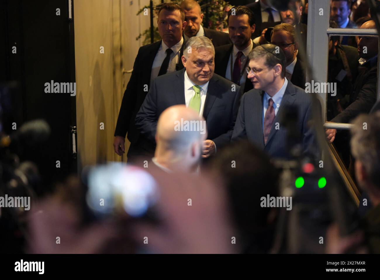 © Nicolas Landemard/le Pictorium/MAXPPP - Bruxelles 19/04/2024 Nicolas Landemard/le Pictorium - 19/04/2024 - Belgique/Bruxelles/Bruxelles - Arrivee et Allocution de Viktor Orban. Les 16 e 17 avril 2024 la fondation Edmund Burke organisait dans la capitale belge la National Conservatism Conference. Un symposium Dont le panel d'invita etait vary et dont les positionnement intelltuels, sociaux ou politiques sont tres marques dans la ligne de la droite conservatrice voire de l'Extreme-droite. La presse locale parlait d'un rassemblement des grandes figures de l'Extreme-droite europ Foto Stock