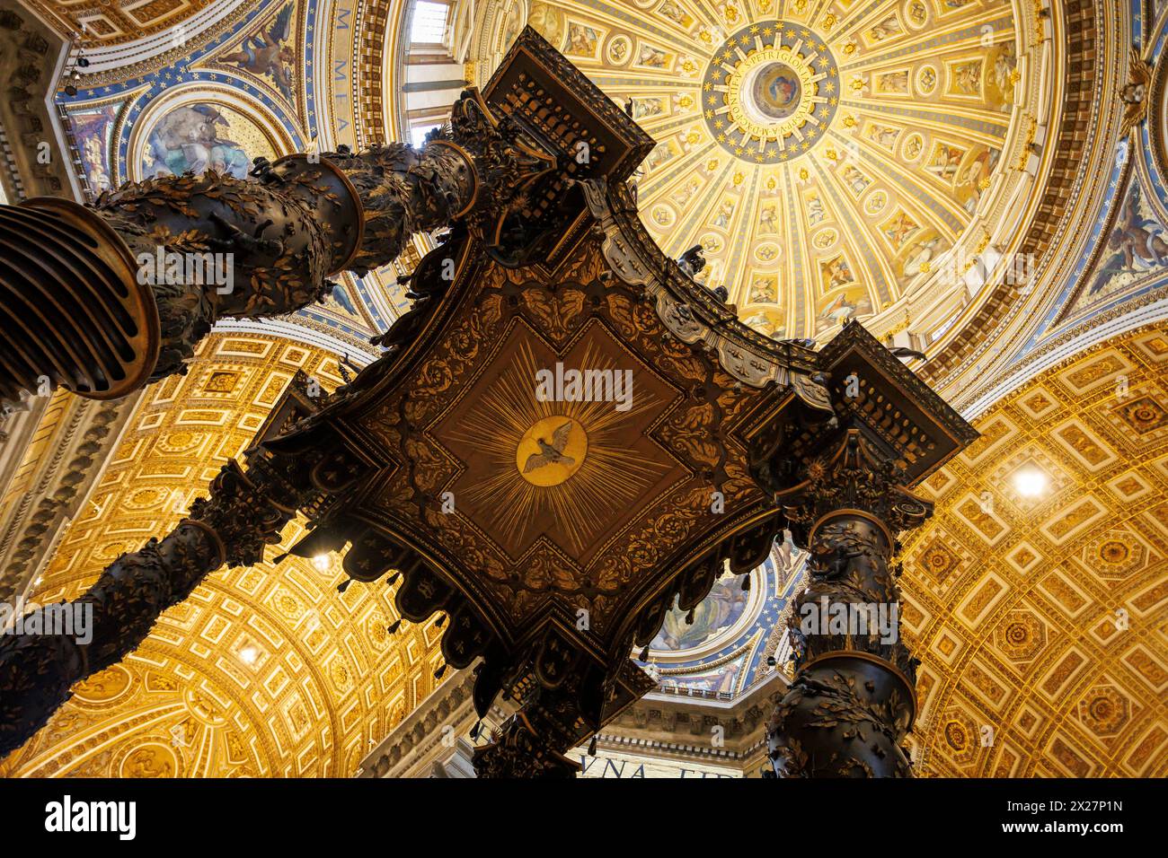 Altare papale e cupola principale all'interno della basilica di San Pietro Foto Stock
