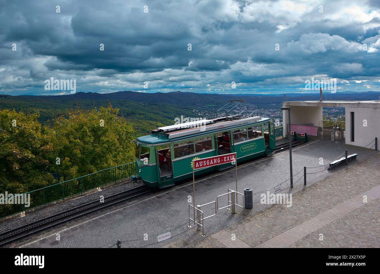 Tram verde per il castello di Drachenfels, Germania Foto Stock