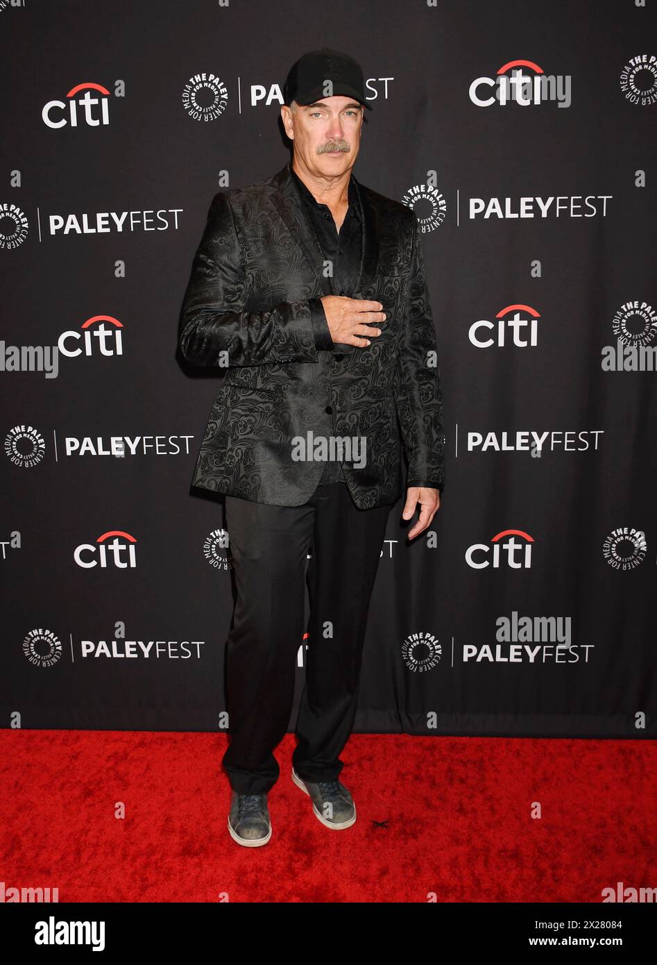 HOLLYWOOD, CALIFORNIA - 19 APRILE: Patrick Warburton arriva al Paley Fest LA 2024 - "Family Guy" 25th Anniversary Celebration al Dolby Theatre di Apri Foto Stock