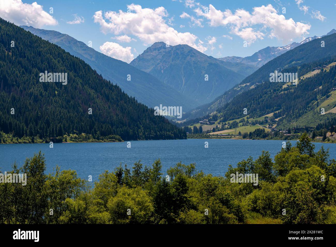 Lago artificiale artificiale di Zoccolo Zoggler-Stausee e catena montuosa di Ultental, alto Adige Foto Stock