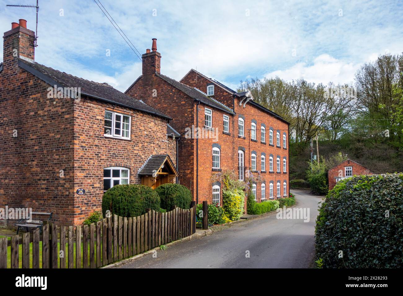 Vecchio mulino ad acqua e cottage ora convertito in alloggio abitativo a Mill Hill Lane Sandbach Cheshire Foto Stock
