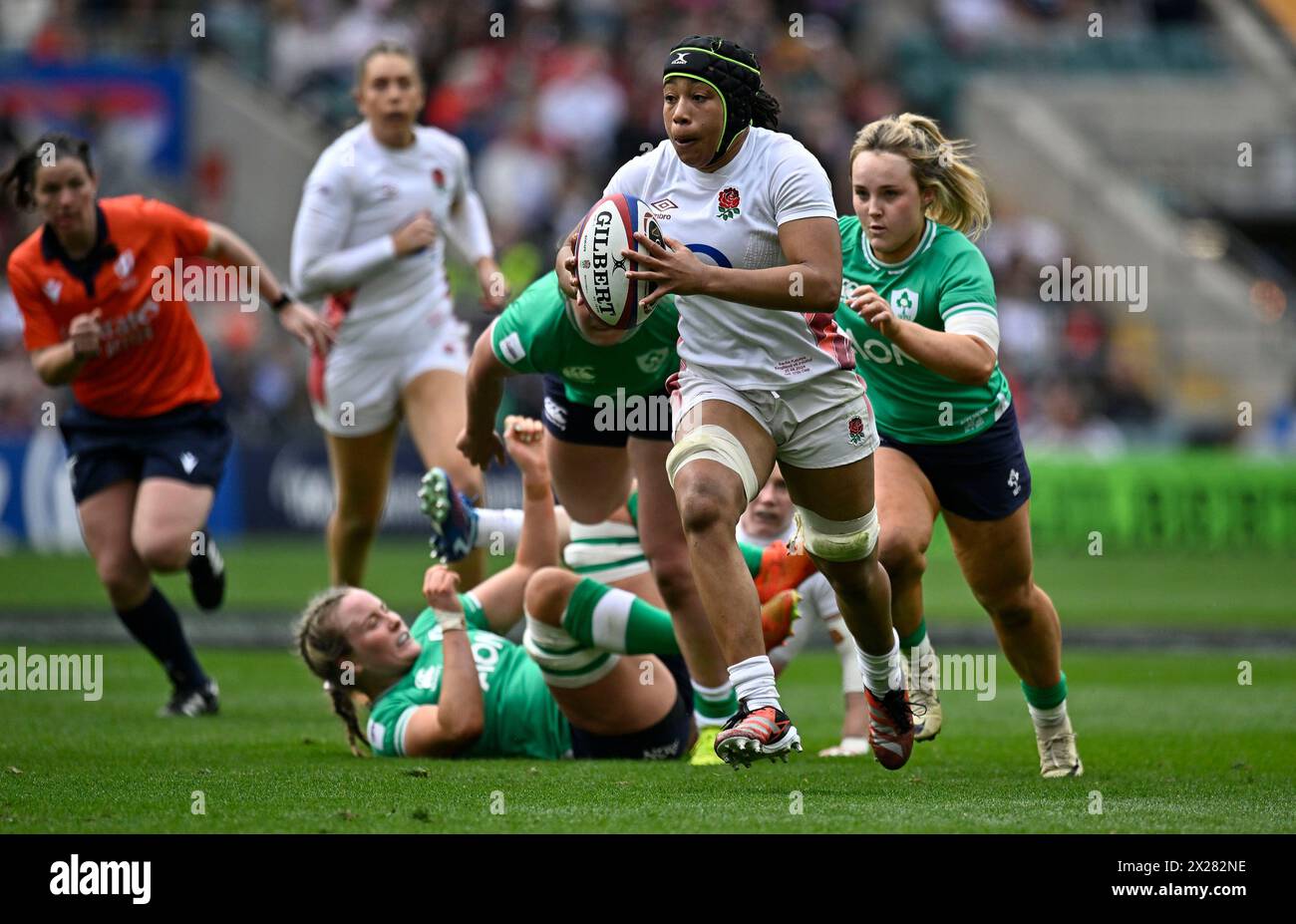 Twickenham, Regno Unito. 20 aprile 2024. PGuiness Womens sei nazioni. Inghilterra V Irlanda. Stadio di Twickenham. Twickenham. Sadia Kabeya (Inghilterra) fa una pausa durante la partita di rugby England V Ireland Guinness Womens Six Nations. Crediti: Sport in foto/Alamy Live News Foto Stock