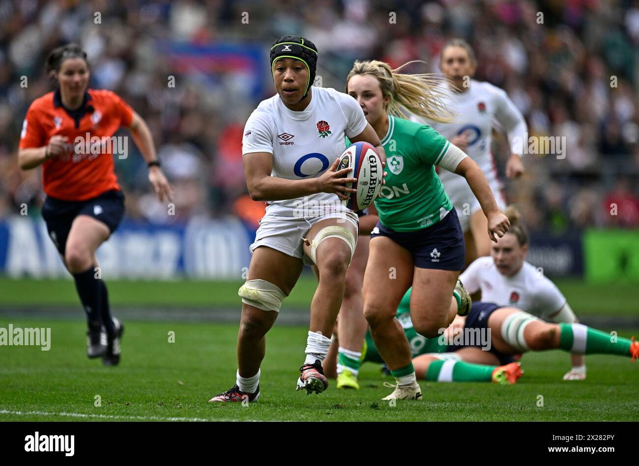 Twickenham, Regno Unito. 20 aprile 2024. PGuiness Womens sei nazioni. Inghilterra V Irlanda. Stadio di Twickenham. Twickenham. Sadia Kabeya (Inghilterra) fa una pausa durante la partita di rugby England V Ireland Guinness Womens Six Nations. Crediti: Sport in foto/Alamy Live News Foto Stock