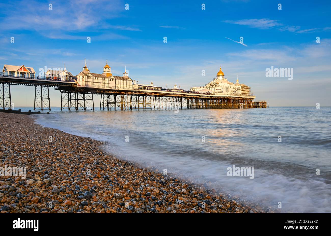 Molo di Eastbourne nel pomeriggio soleggiato, lunga esposizione Foto Stock