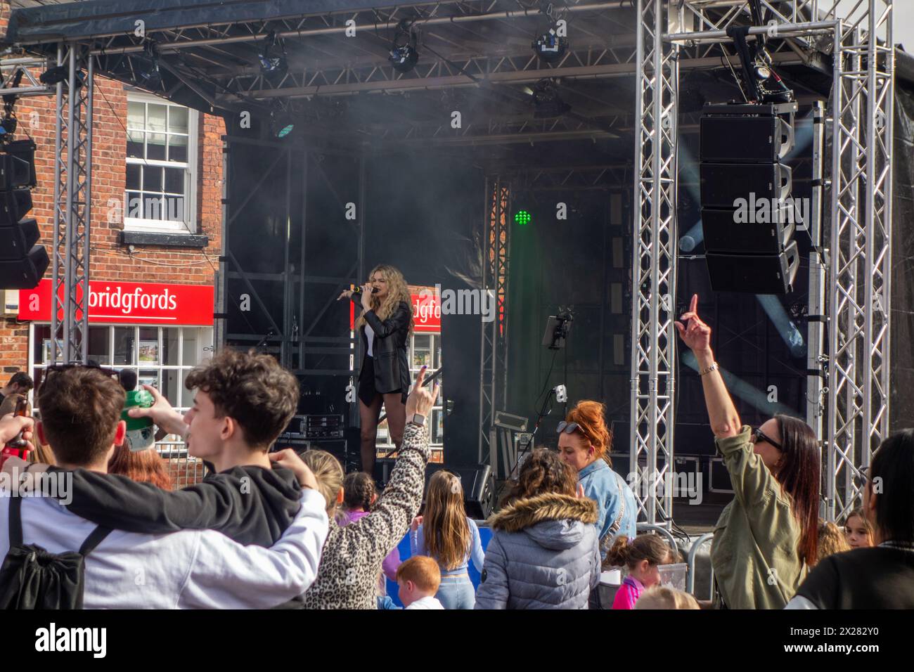 Cantante che si esibisce sul palco all'annuale Sandbach Transport and Music festival Cheshire Foto Stock