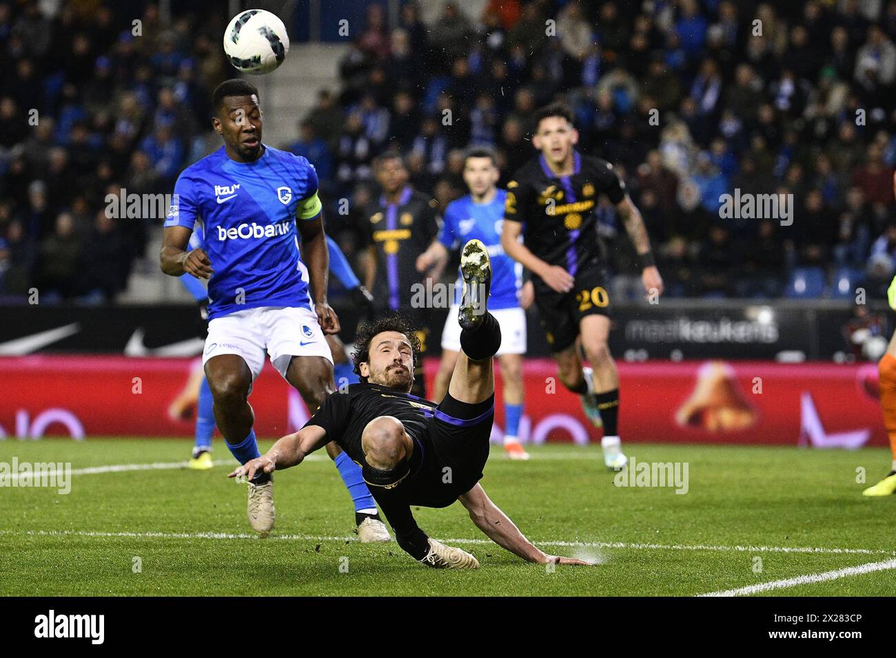 Genk, Belgio. 20 aprile 2024. Thomas Delaney (C) dell'Anderlecht raffigurato in azione durante una partita di calcio tra KRC Genk e RSC Anderlecht, sabato 20 aprile 2024 a Genk, il giorno 4 (su 10) dei play-off dei campioni della prima divisione del campionato belga 'Jupiler Pro League' 2023-2024. BELGA FOTO JOHAN EYCKENS credito: Belga News Agency/Alamy Live News Foto Stock