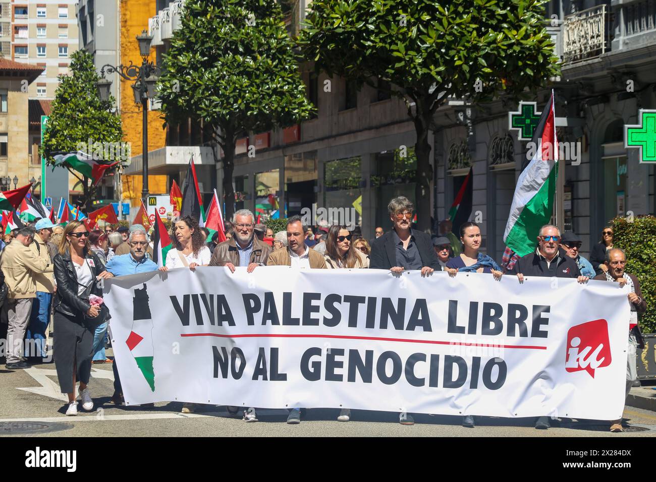 Oviedo, Spagna, 20 aprile 2024: Uno degli striscioni dimostrativi con "lunga vita libera Palestina, No al genocidio" durante la dimostrazione Stop the Genocide in Palestine, End the Arms Trade and Relations with Israel, il 20 aprile 2024, a Oviedo, Spagna. Crediti: Alberto Brevers / Alamy Live News. Foto Stock