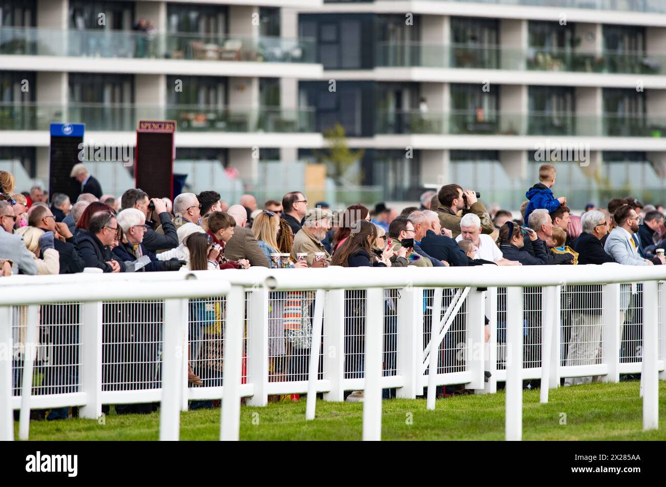 La folla a Newbury attende il Greenham Stakes sabato 20 aprile 2024. Foto Stock