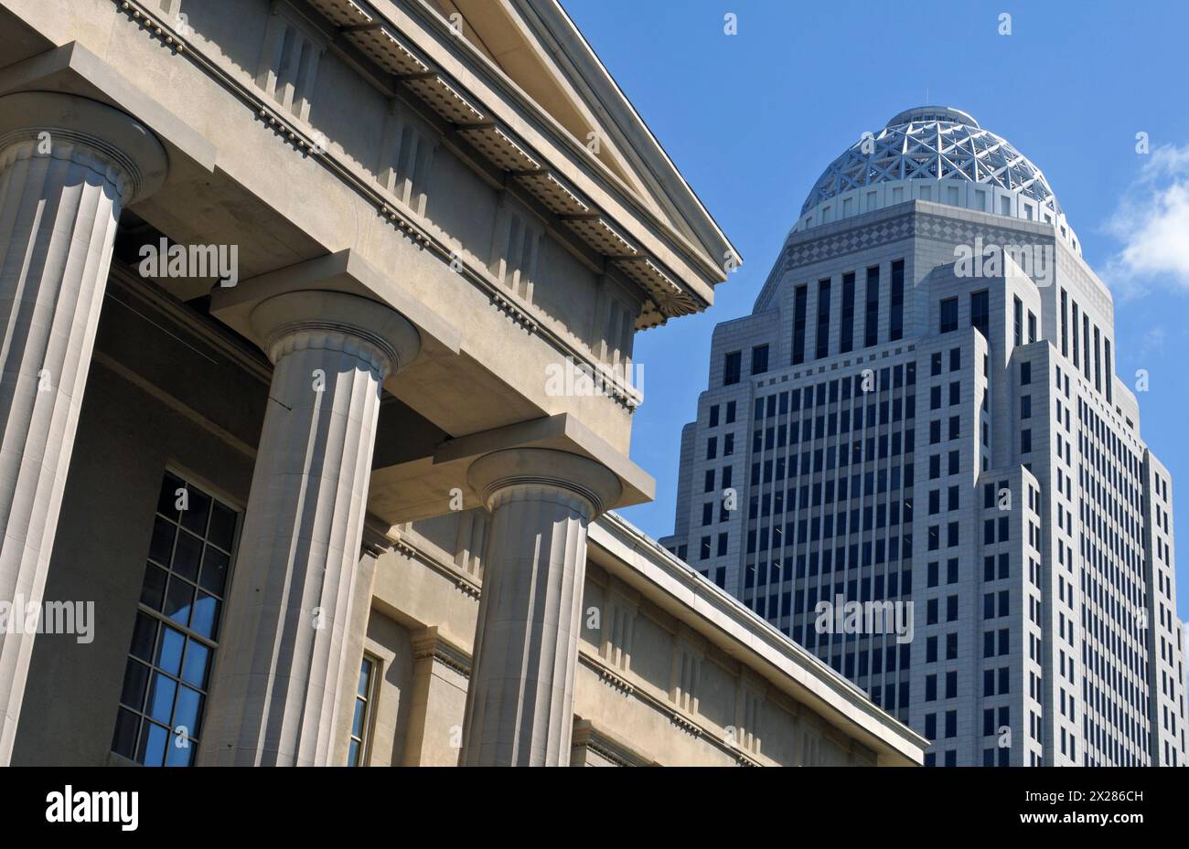 La storica Louisville Metro Hall, ex Jefferson County Court House, e la torre del West Market 400 si trovano nel centro di Louisville, Kentucky. Foto Stock