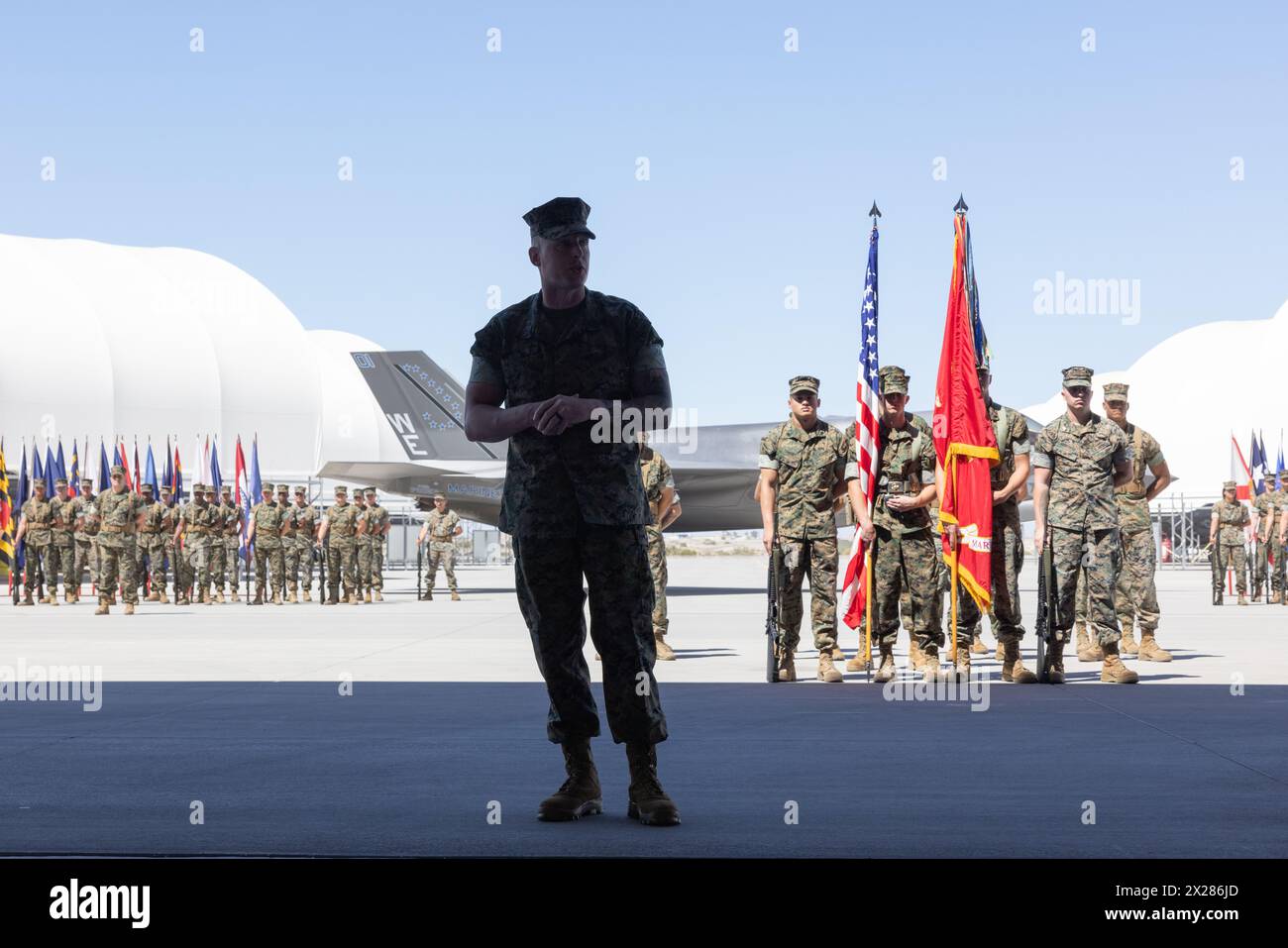 U.S. Marine Corps Sgt. Maggiore Thomas J. Yeaman, nuovo sergente maggiore, Marine Fighter Attack Squadron (VMFA) 214, 3rd Marine Aircraft Wing, tiene un discorso durante la cerimonia di soccorso e nomina del VMFA-214 presso la Marine Corps Air Station Yuma, Arizona, 19 aprile 2024. Il maggiore Nicole L. Brooks, vecchio sergente maggiore, sarà sollevato dal dovere da Yeaman. (Foto del corpo dei Marines degli Stati Uniti del Cpl. Jade K. Venegas) Foto Stock