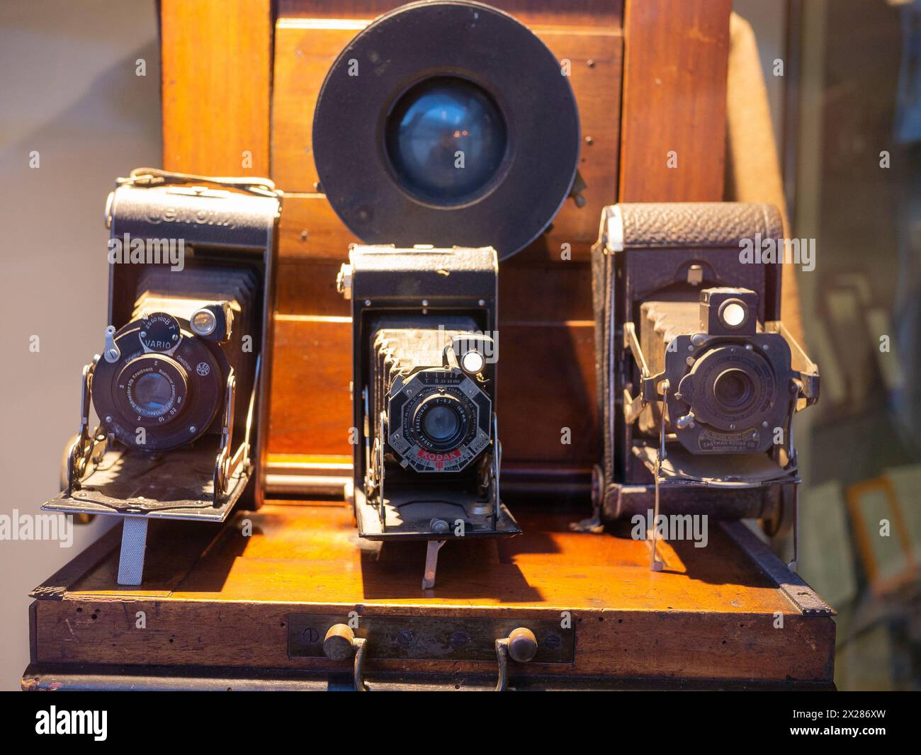 Telecamere retro vintage esposte su una scatola in legno antico Foto Stock