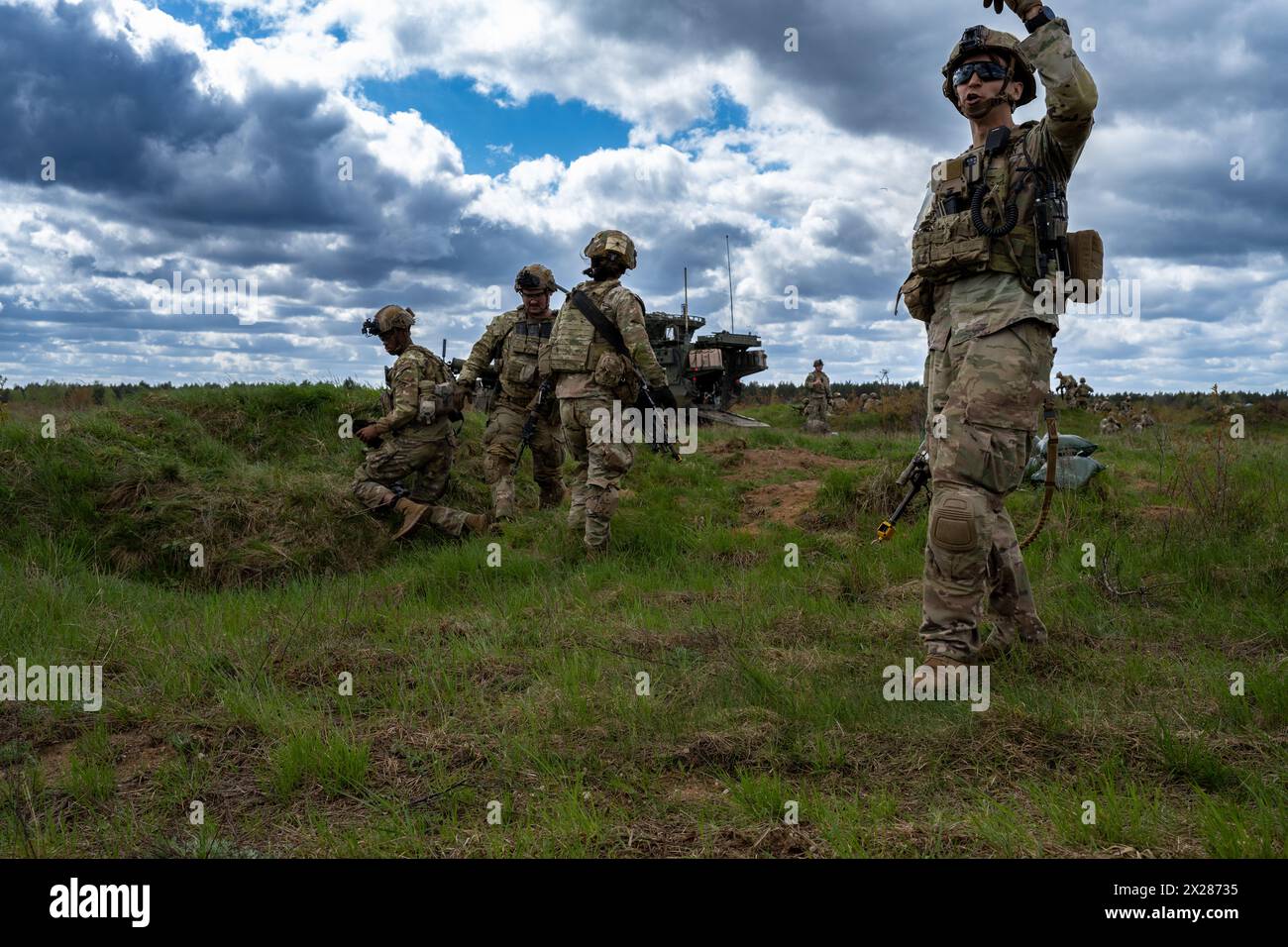 Soldati statunitensi assegnati al Fox Troop, 2nd Squadron, 2nd Cavalry Regiment (2CR), conducono addestramento alle armi da combattimento durante l'esercitazione Saber Strike 24 presso Bemowo Piskie Training area, Polonia, 15 aprile 2024. Saber Strike fa parte del Dynamic Employment of Forces to Europe for NATO Deterrence and Enhanced Readiness (DEFENDER) Large Scale Global Exercise. DEFENDER è un'esercitazione programmata del comando europeo degli Stati Uniti, condotta dall'esercito degli Stati Uniti in Europa e Africa che consiste in sciopero Saber, risposta immediata e risposta rapida. DEFENDER 24 è collegato al fermo esercizio Defender della NATO e al Large Scale Glob del DoD Foto Stock