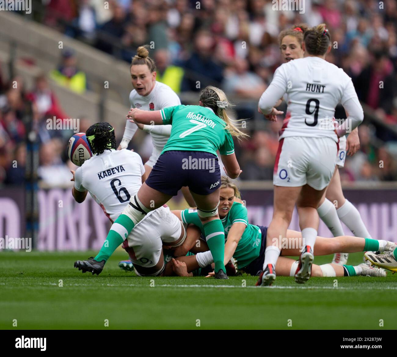 Londra, Regno Unito, 20 apr 2024 Sadia Kabeya, Inghilterra #6 passa la palla durante le sei Nazioni femminili Guinness Inghilterra vs Irlanda a Twickenham Londra Regno Unito il 20 aprile 2024 Graham Glendinning / Alamy Live News Foto Stock