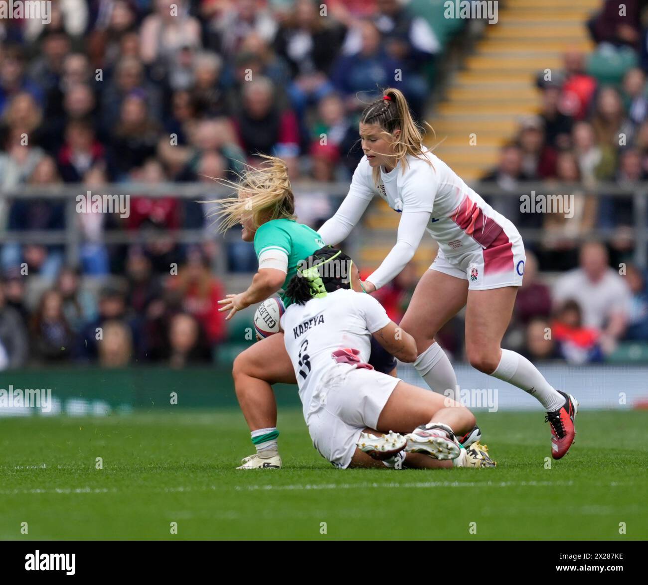 Londra, Regno Unito, 20 apr 2024 Sadia Kabeya dell'Inghilterra affronta Aoife Dalton dell'Irlanda durante il Guinness Women's Six Nations England vs Ireland a Twickenham Londra Regno Unito il 20 aprile 2024 Graham Glendinning / Alamy Live News Foto Stock
