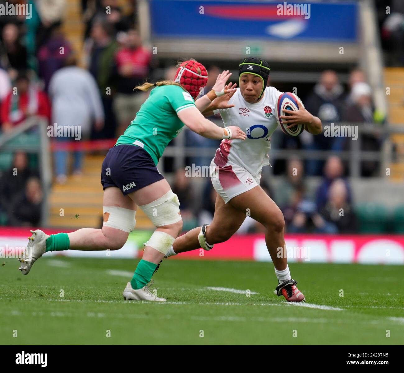 Londra, Regno Unito, 20 apr 2024 Sadia Kabeya, Inghilterra, Aoife Wafer, Irlanda, durante le sei Nazioni femminili Guinness Inghilterra contro Irlanda a Twickenham Londra Regno Unito il 20 aprile 2024 Graham Glendinning / Alamy Live News Foto Stock