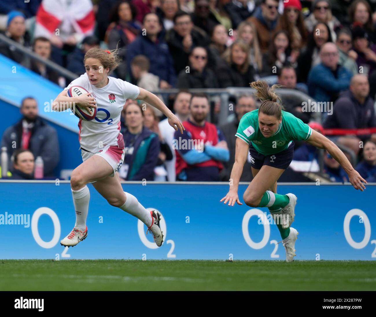 Londra, Regno Unito, 20 aprile 2024 Abby Dow of England rompe un tackle durante il Guinness Women's Six Nations England vs Ireland a Twickenham Londra Regno Unito il 20 aprile 2024 Graham Glendinning / Alamy Live News Foto Stock