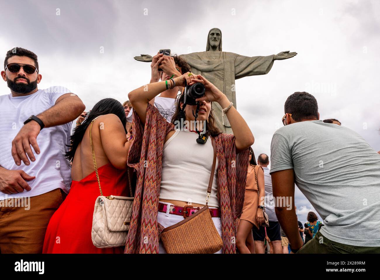 Turisti/visitatori che scattano foto alla statua del Cristo Redentore, Rio de Janeiro, Brasile. Foto Stock