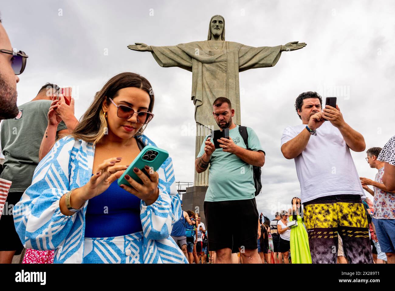 Turisti/visitatori presso la statua del Cristo Redentore, Rio de Janeiro, Brasile. Foto Stock