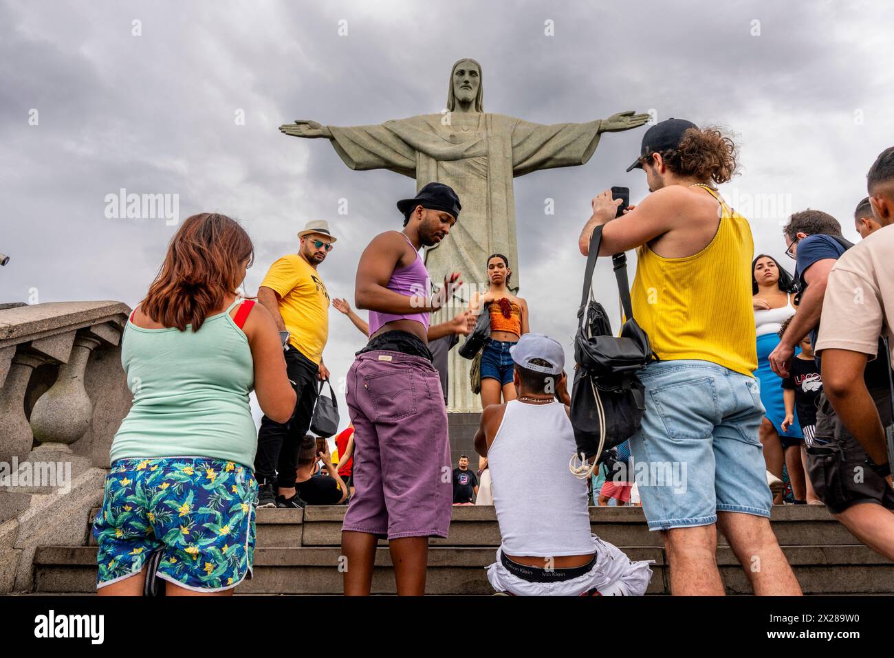 Turisti/visitatori presso la statua del Cristo Redentore, Rio de Janeiro, Brasile. Foto Stock
