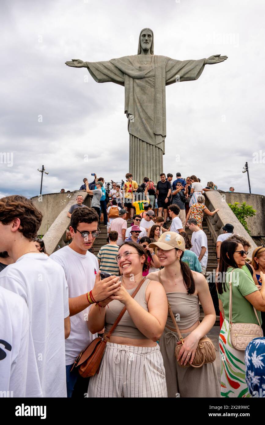 Turisti/visitatori presso la statua del Cristo Redentore, Rio de Janeiro, Brasile. Foto Stock