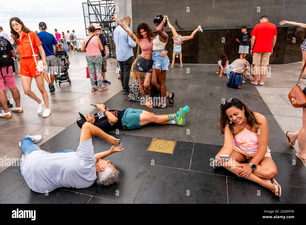 Turisti/visitatori che scattano foto e posano per scattare foto alla statua del Cristo Redentore, Rio de Janeiro, Brasile. Foto Stock