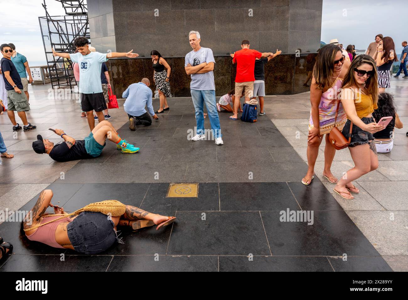 Turisti/visitatori che scattano foto e posano per scattare foto alla statua del Cristo Redentore, Rio de Janeiro, Brasile. Foto Stock