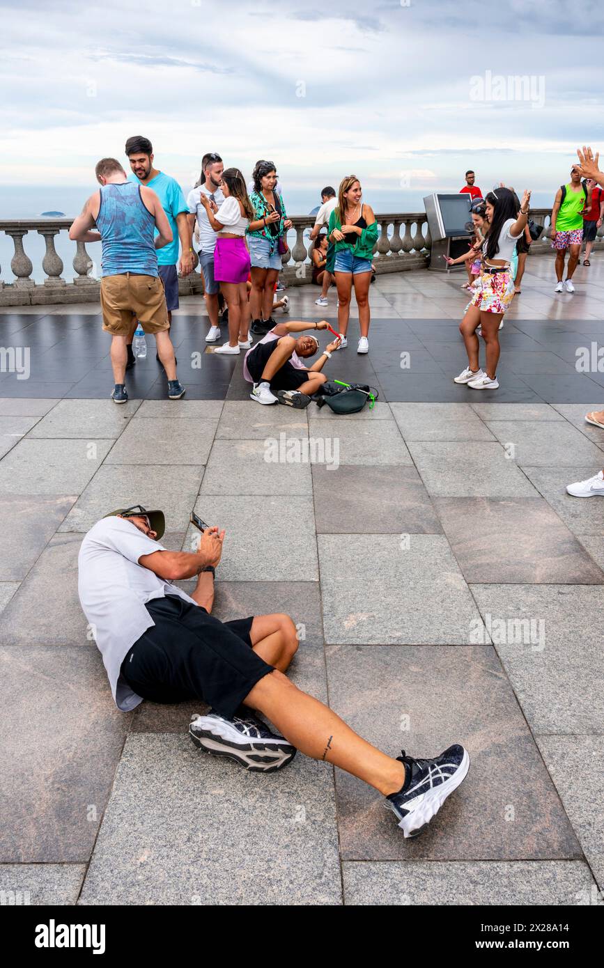 Turisti/visitatori che scattano foto alla statua del Cristo Redentore, Rio de Janeiro, Brasile. Foto Stock