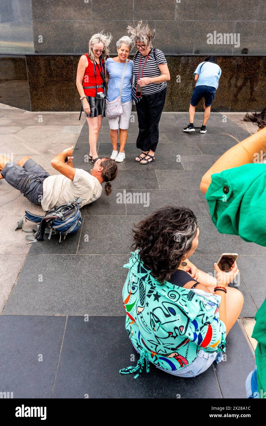 Turisti/visitatori che scattano e posano per scattare foto alla statua del Cristo Redentore, Rio de Janeiro, Brasile. Foto Stock