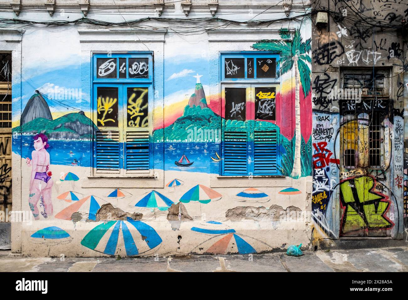 Una colorata casa esterna nel quartiere Lapa di Rio de Janeiro, Brasile. Foto Stock