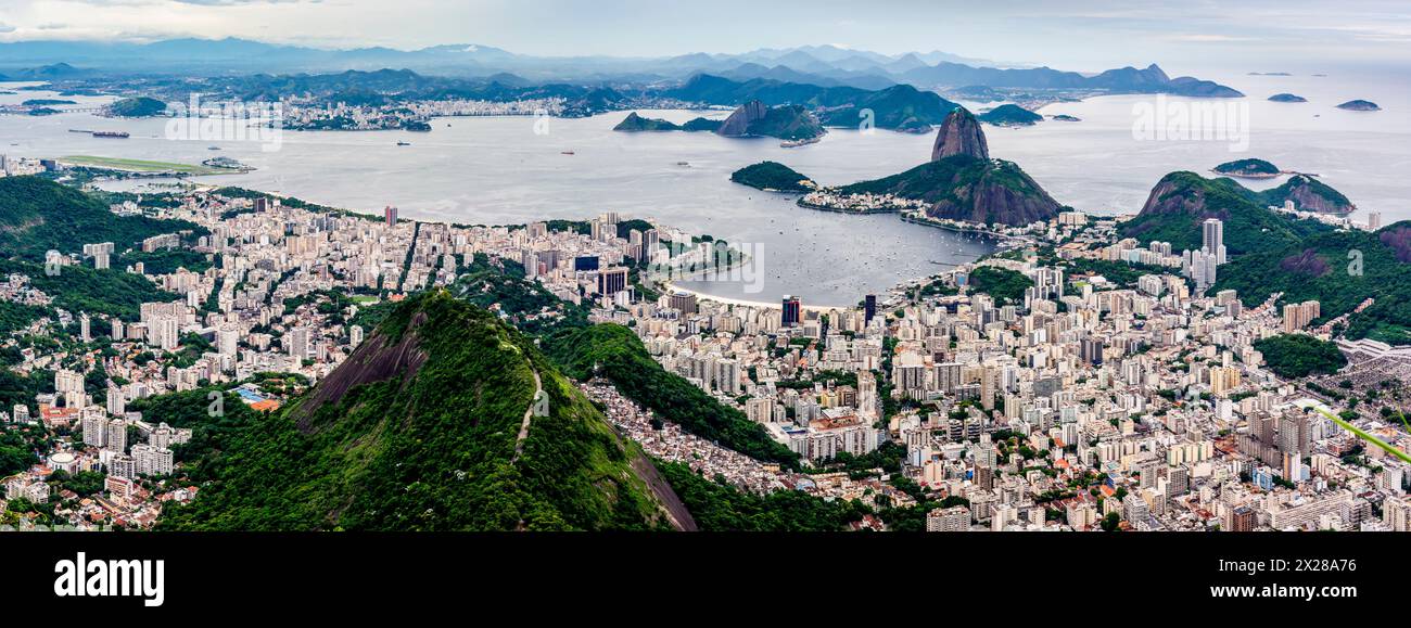 Vista della città di Rio de Janeiro dal Corcovado verso il Pan di zucchero, Rio de Janeiro, Brasile. Foto Stock