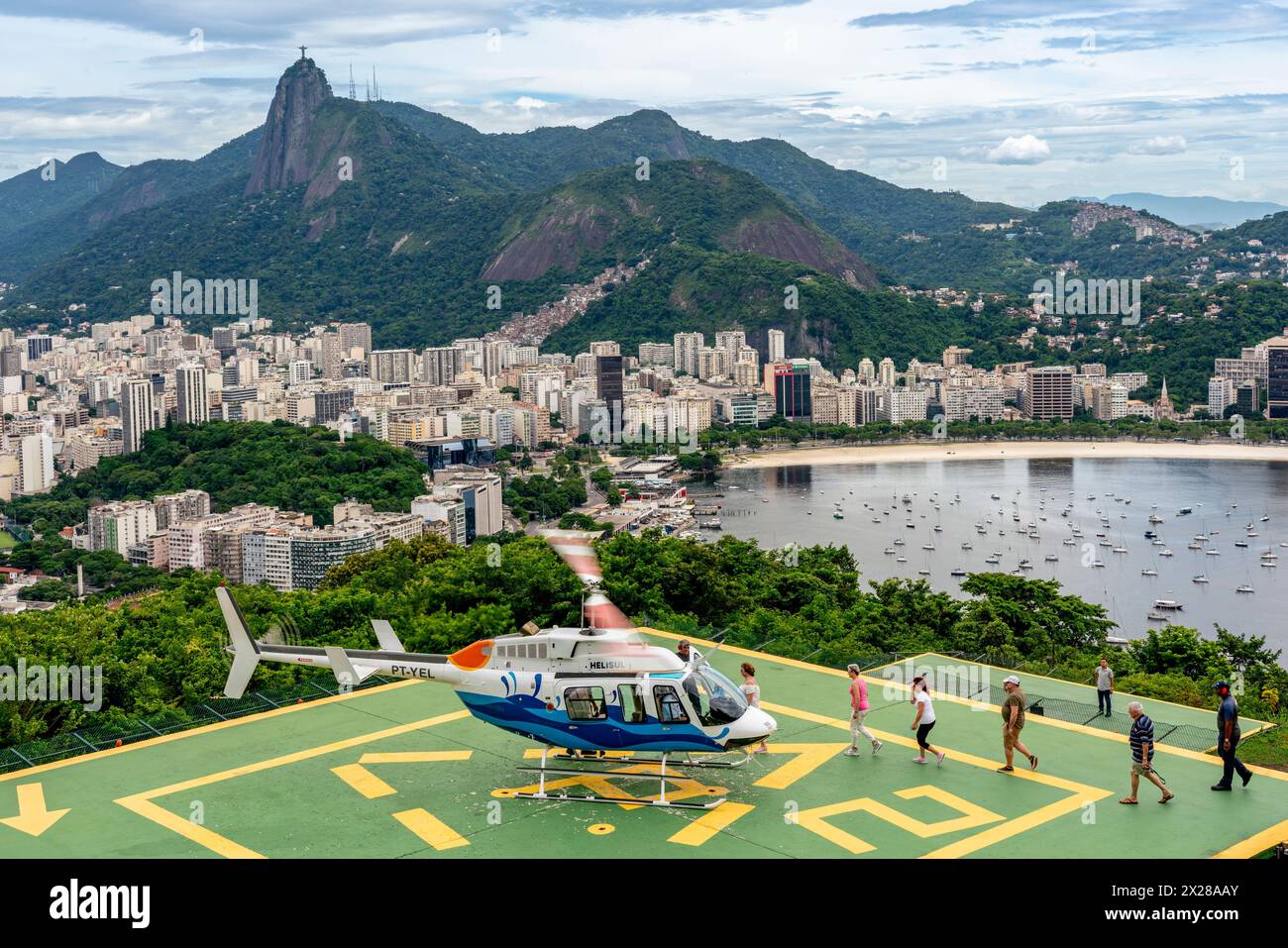 Turisti/visitatori che imbarcano Un elicottero per Una gita turistica, Rio de Janeiro, Brasile. Foto Stock