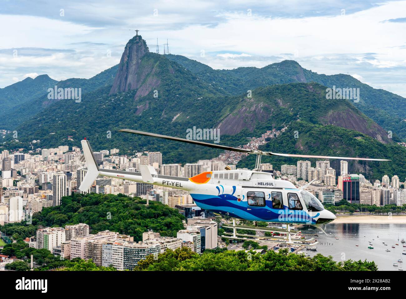 I turisti/visitatori fanno Un giro in elicottero per vedere la statua del Cristo Redentore, Rio de Janeiro, Brasile. Foto Stock