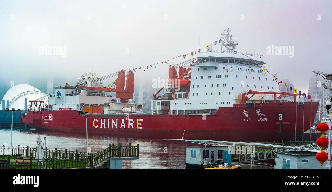 Il 10 aprile, la 40a spedizione antartica della Cina si concluse con il rompighiaccio polare di Xuelong che fece ritorno a Qingdao, Shandong, in Cina. Foto Stock
