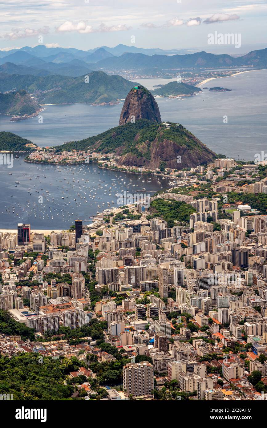 Vista della città di Rio de Janeiro dal Corcovado verso il Pan di zucchero, Rio de Janeiro, Brasile. Foto Stock