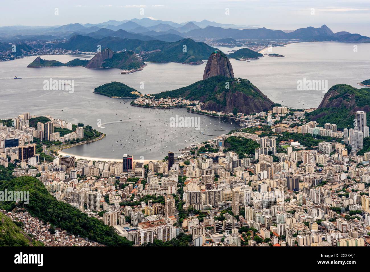 Vista della città di Rio de Janeiro dal Corcovado verso il Pan di zucchero, Rio de Janeiro, Brasile. Foto Stock