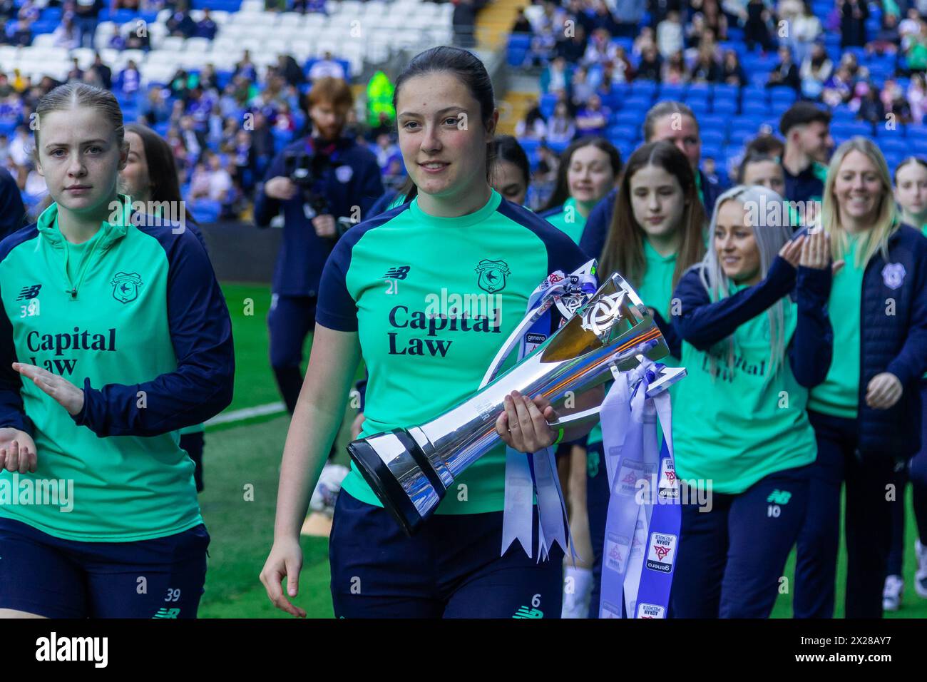Cardiff, Regno Unito. 20 aprile 2024. Le donne del Cardiff City sono orgogliose di mostrare la loro Coppa vincente durante la partita del campionato EFL Skybet, Cardiff City contro Southampton al Cardiff City Stadium di Cardiff, Galles, sabato 20 aprile 2024. Questa immagine può essere utilizzata solo per scopi editoriali. Solo per uso editoriale, foto di Credit: Andrew Orchard Sports Photography/Alamy Live News Foto Stock