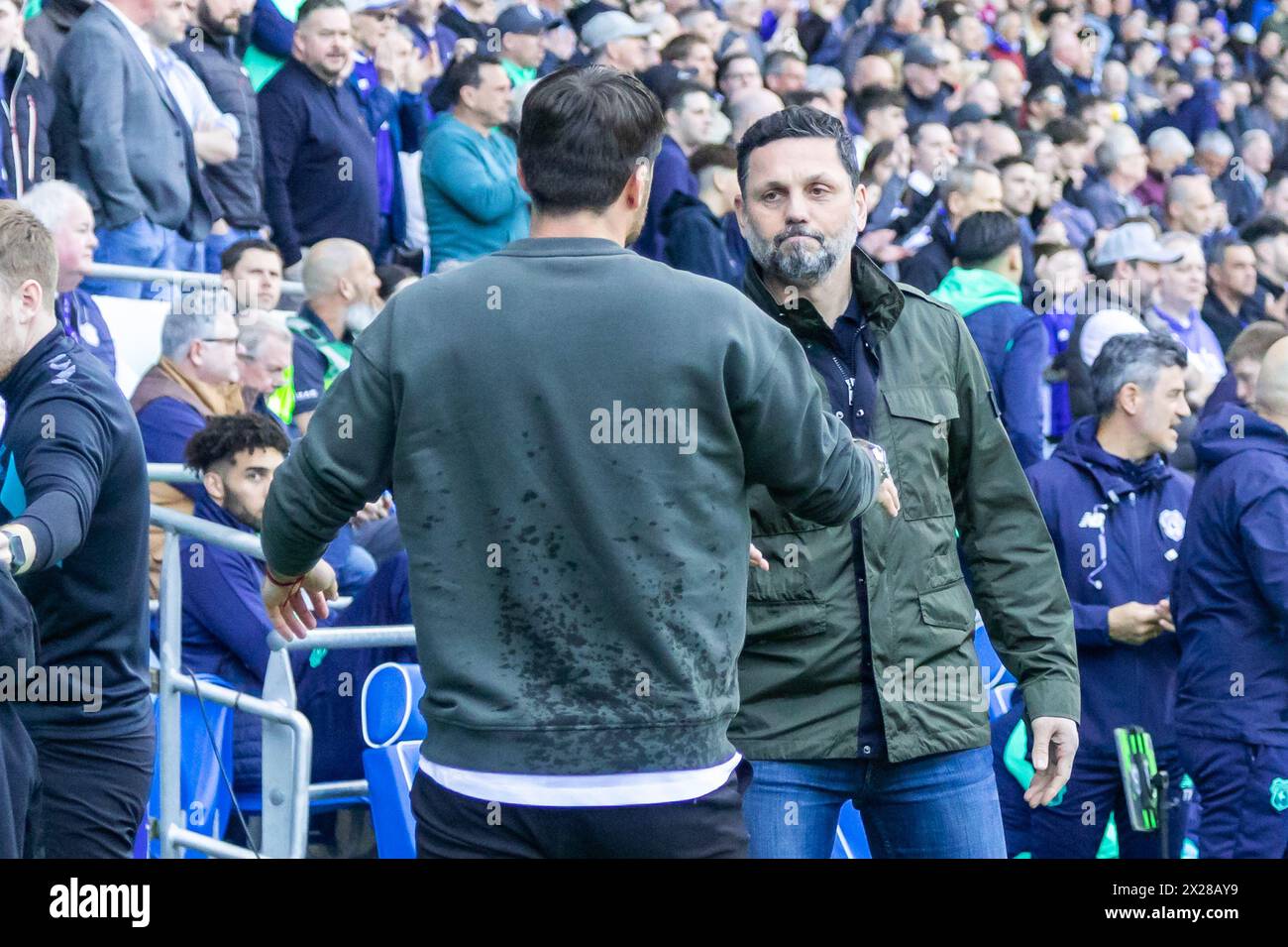 Cardiff, Regno Unito. 20 aprile 2024. Erol Bulut, manager del Cardiff City, stringe la mano a Russell Martin, manager del Southampton prima della partita del campionato EFL Skybet, Cardiff City contro Southampton al Cardiff City Stadium di Cardiff, Galles, sabato 20 aprile 2024. Questa immagine può essere utilizzata solo per scopi editoriali. Solo per uso editoriale, foto di Credit: Andrew Orchard Sports Photography/Alamy Live News Foto Stock