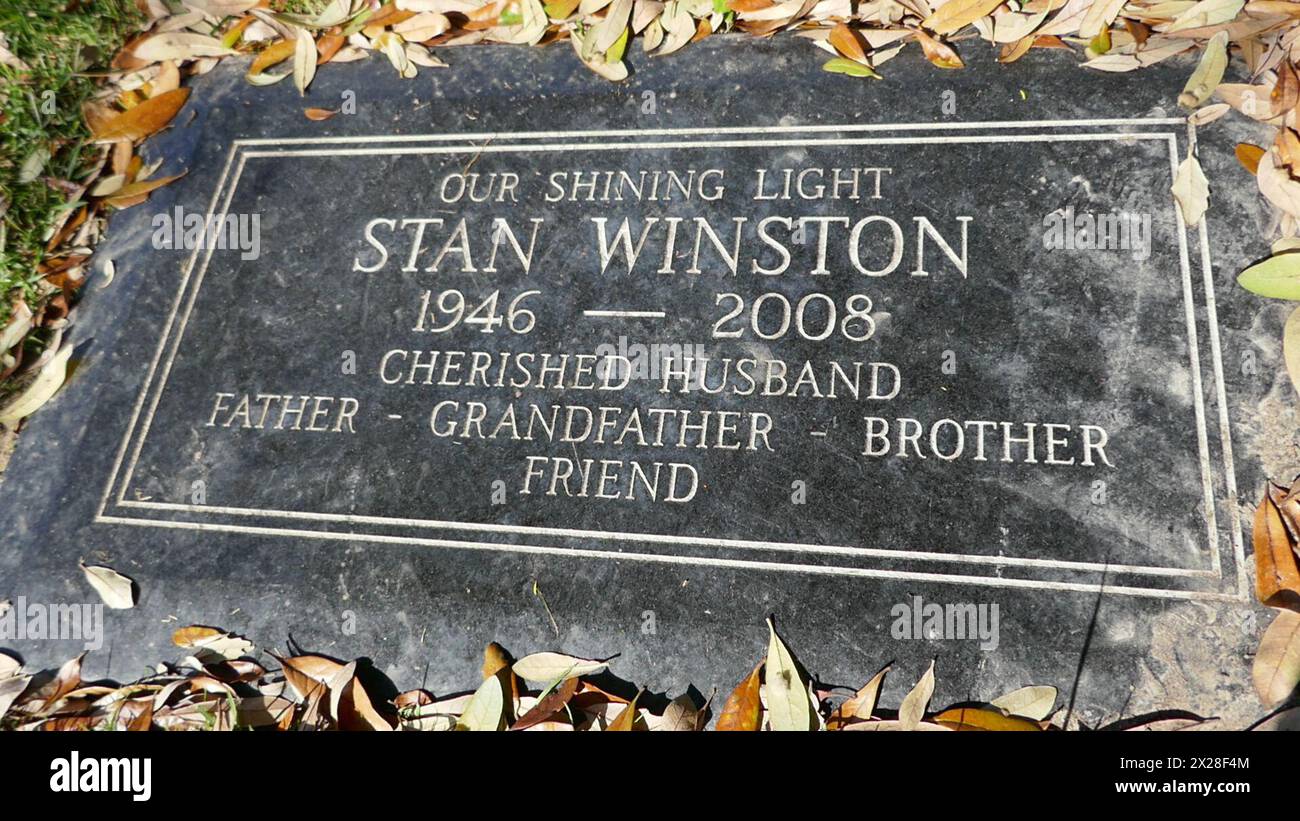 Culver City, California, USA 18 aprile 2024 Stan Winston grave in Garden of Rachel all'Hillside Memorial Park il 18 aprile 2024 a Culver City, California, USA. Foto di Barry King/Alamy Stock Photo Foto Stock